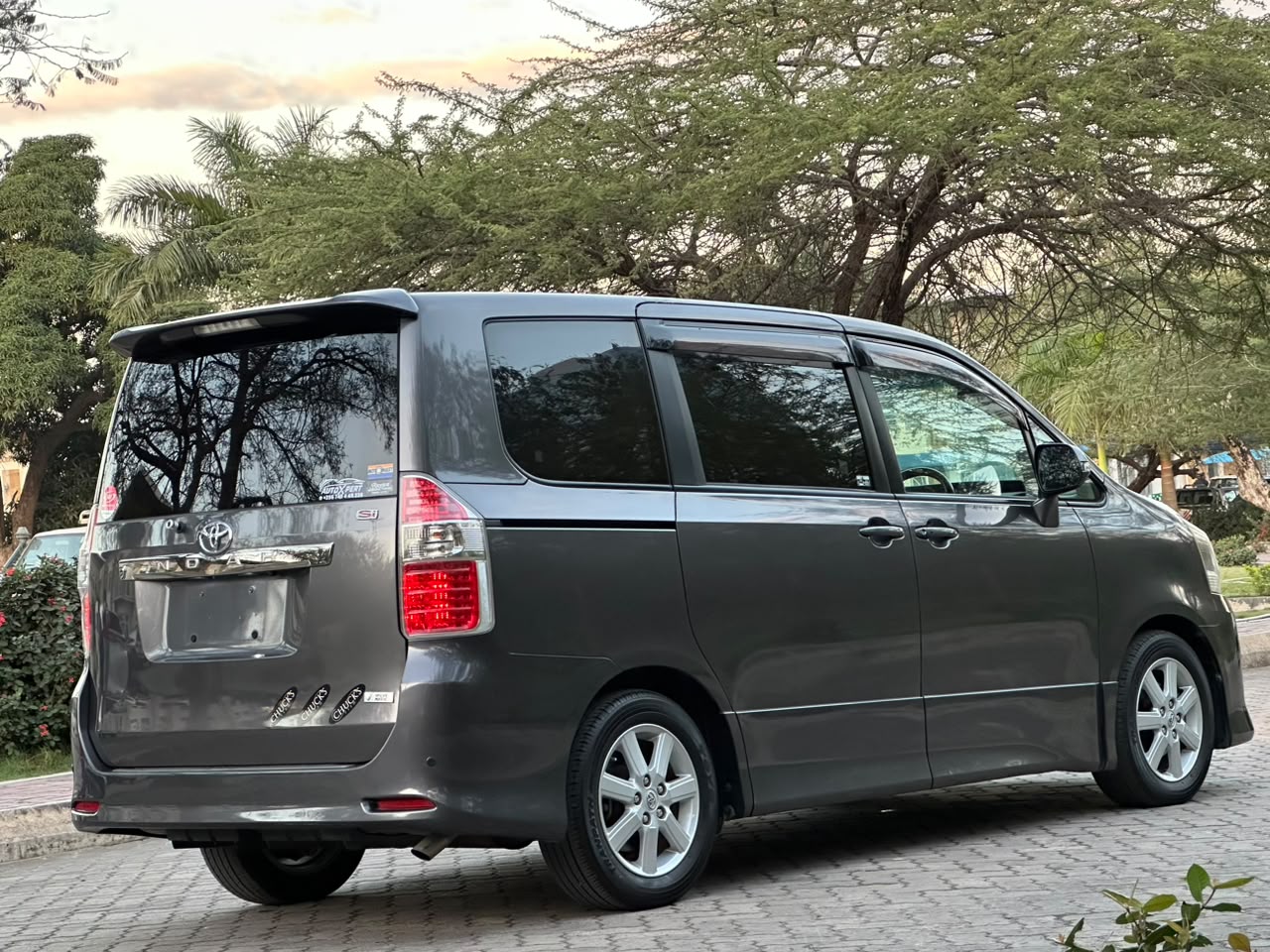 TOYOTA NOAH NEW thumbnail 3